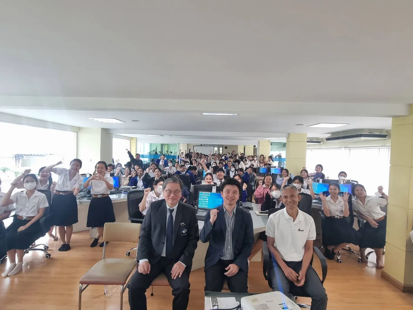 ทีม MedInt บรรยายให้ความรู้นักศึกษา